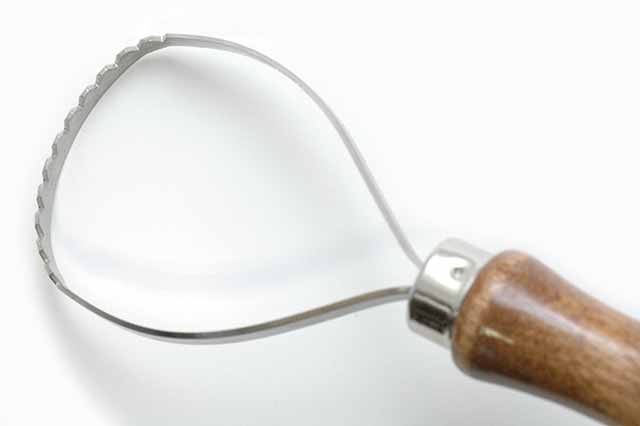 Single Handle Fleshing Tool For Trapping & Tanning - Wood Handle, Straight Edge Blade